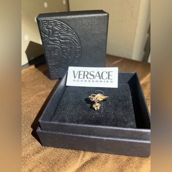 Versace Ring 5 1/2 - Rare, Authentic and in Great Condition - Picture 4 of 7